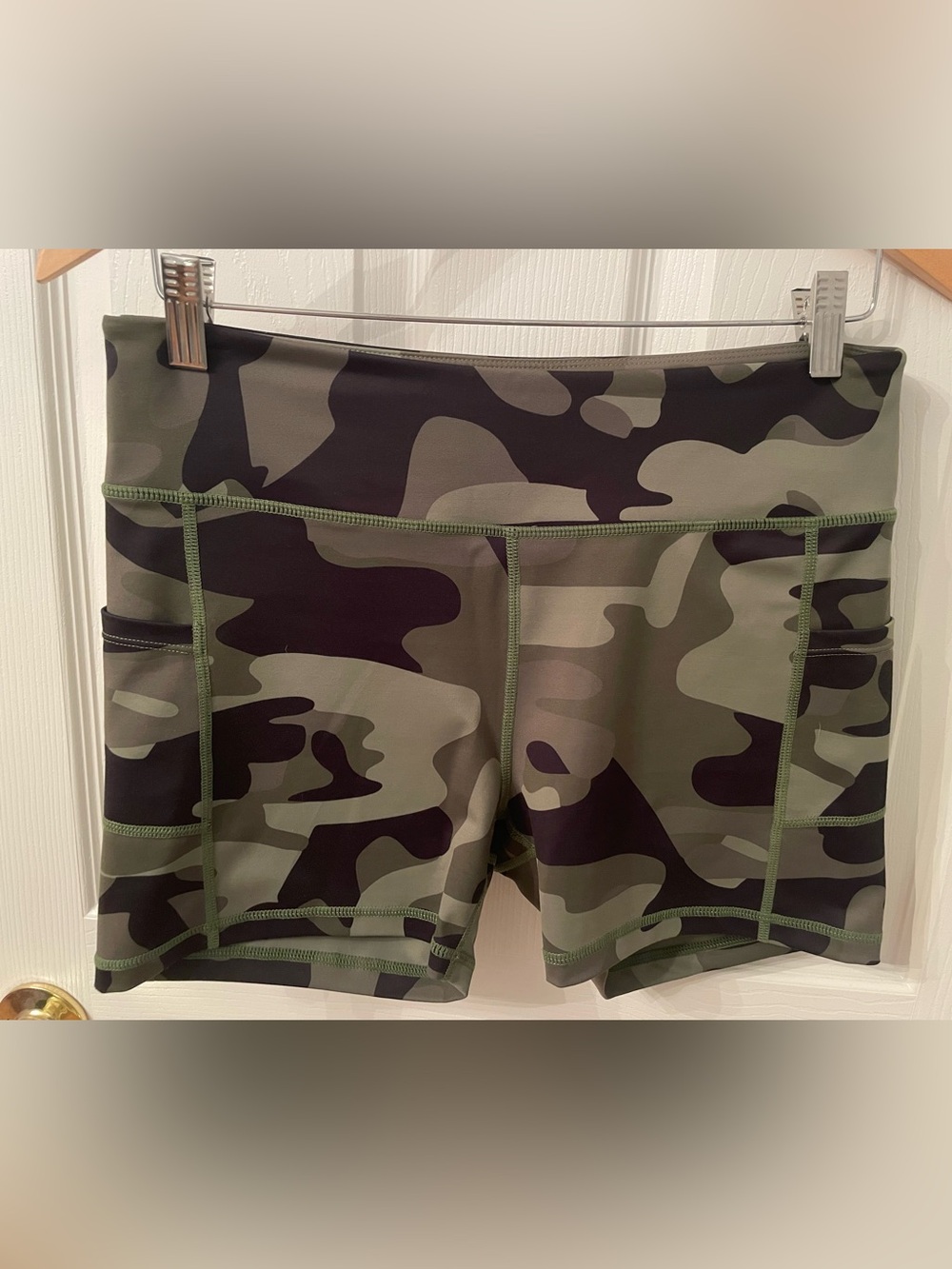 Zyia Active Green Camo Light n Tight Pocket Hustle Shorts 4”